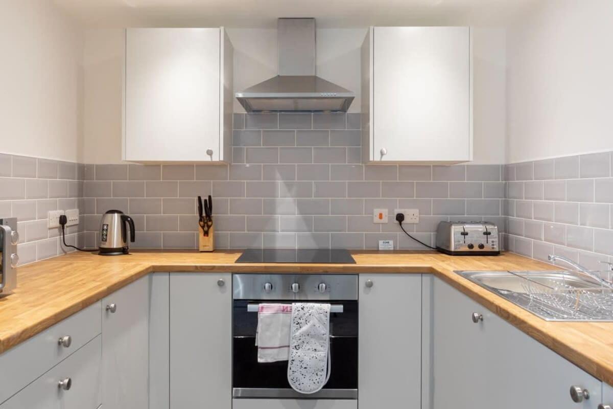 Charming 1 Bedroom In Leeds *